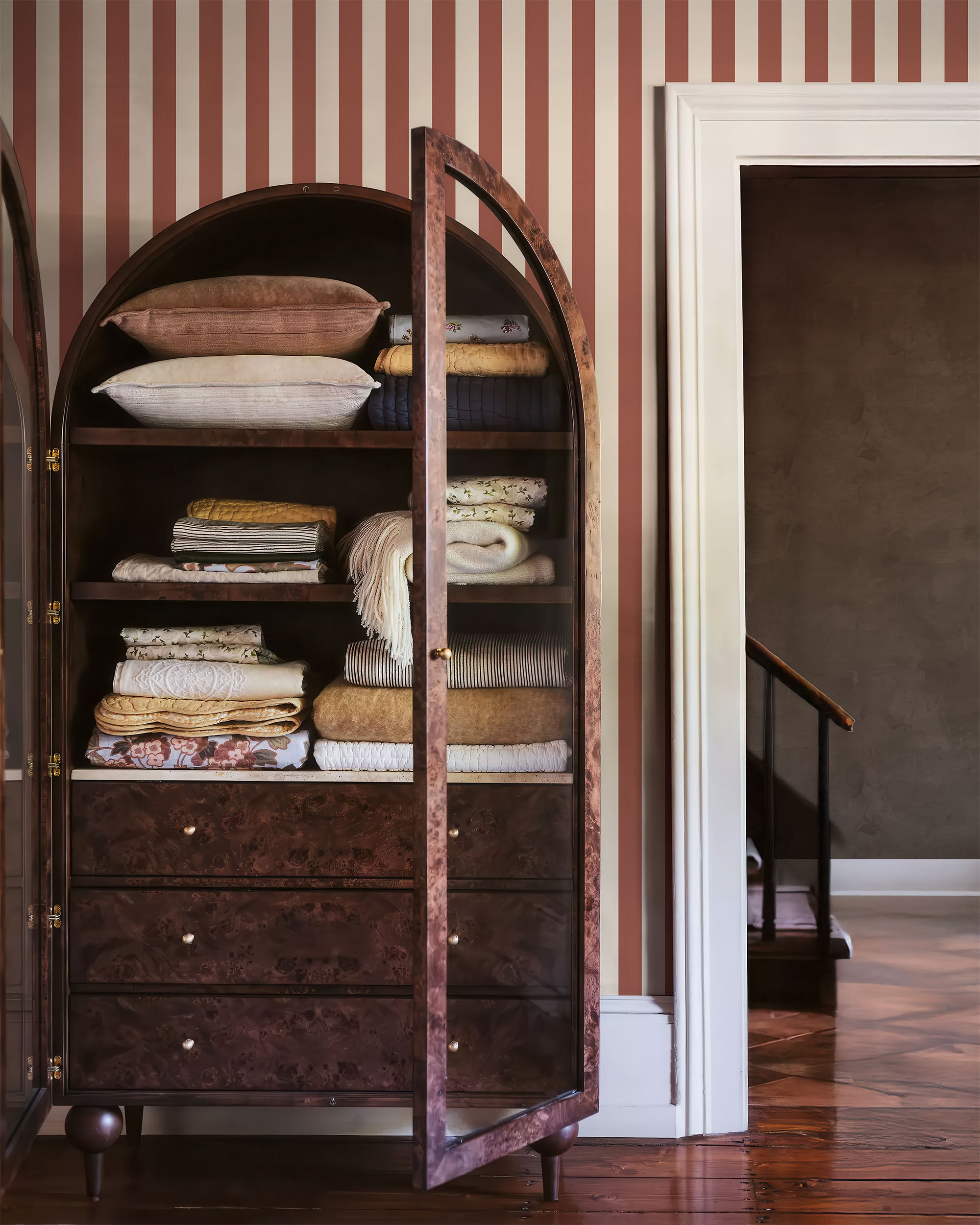 CLASSIC STRIPE WALLPAPER